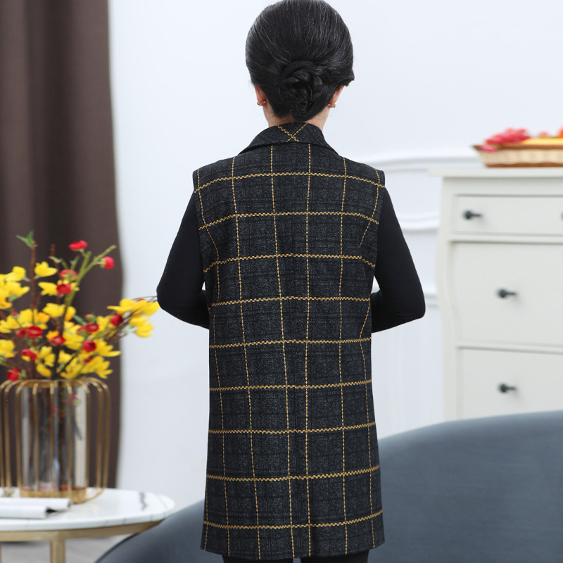 A mid-length, loose, overweight and plus-size windbreaker for a middle-aged and elderly woman in a vest, weighing 200 pounds details Picture