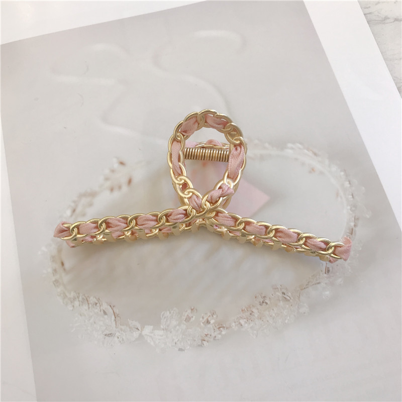 Temperament Metal Chain Grab Clip Wrapped Ribbon Hair Grab Korean Instagram Wind Shark Clip Hair Clip Clip Female Application Scenario