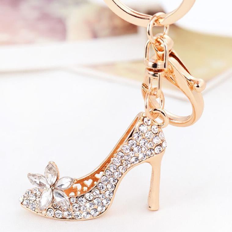 High-heeled shoe keychains, car keychains, women's luggage pendants and diamond-encrusted keychains are all bestsellers in Europe and America. They are exquisite Application Scenario
