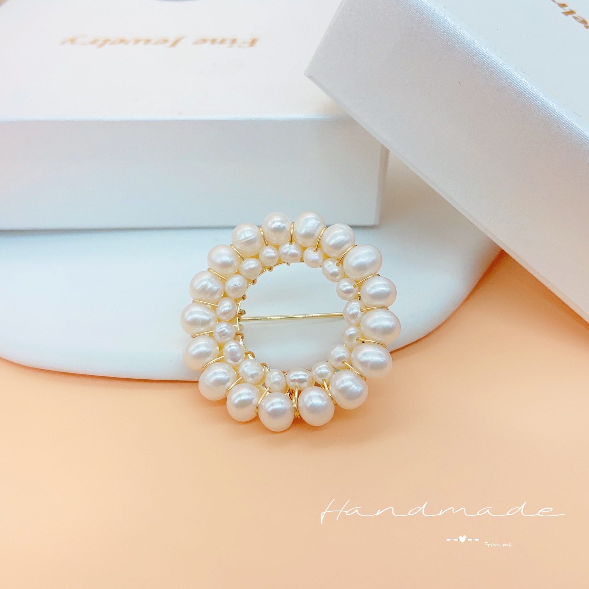 Broche de perlas de moda simple doble forma de anillo personalidad simple se puede combinar con todo tipo de ropa alta clase y elegante details Picture