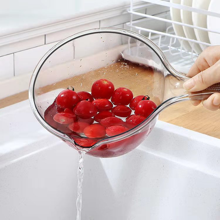 Transparent Unbreakable Water Spoon Thickened Plastic Water Spoon Bath Ladle Water Float 舀子 Long Handle Creative Drifting Water Spoon Application Scenario
