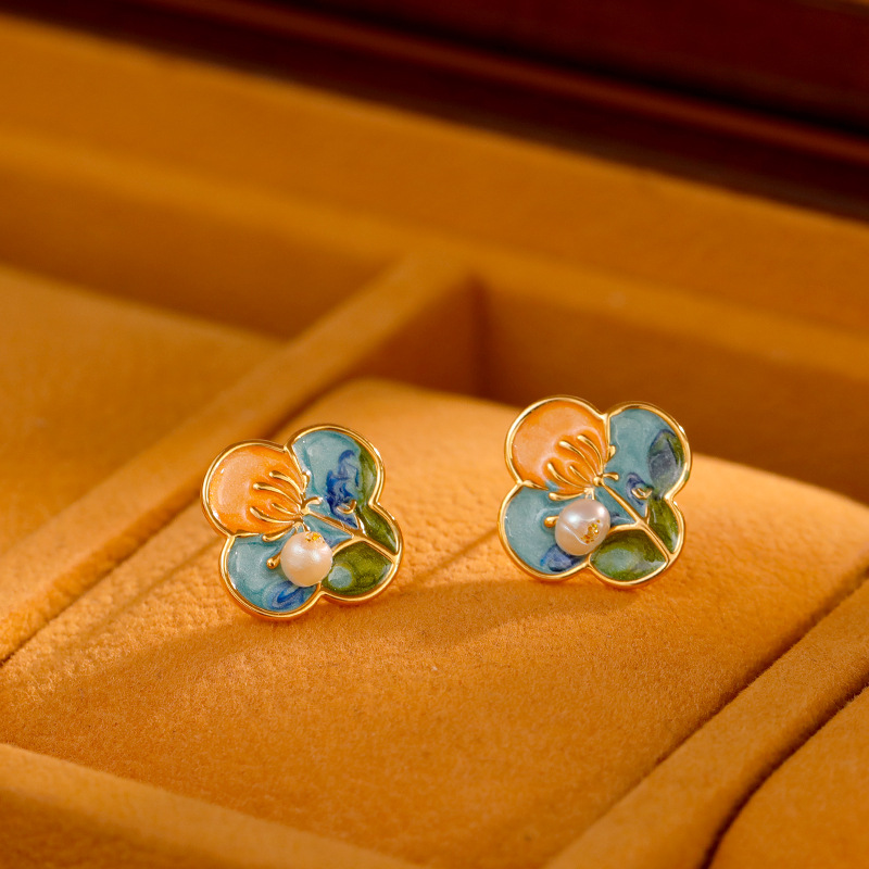 Hyacinth oil painting style four-leaf clover earrings for women, new Chinese flower, niche retro court style earrings, natural pearl stud earrings, Monet Garden pearl flower earrings Specification image