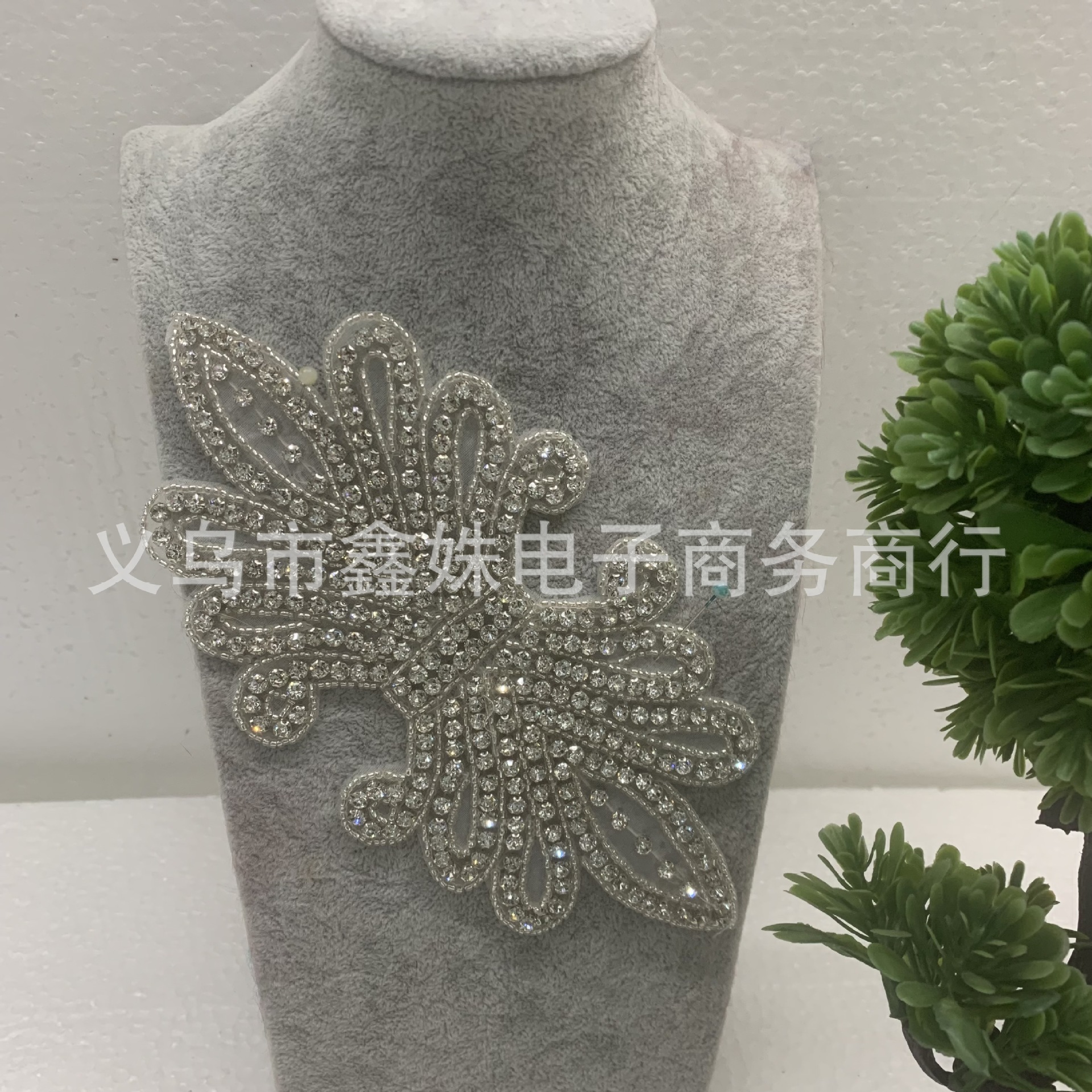 Silver rhinestone jewelry, wedding gowns, evening gowns, skirts, waist, shoulder and chest decorations, bags, hand-sewn applials, DIY shoes and hats, rhinestone applials