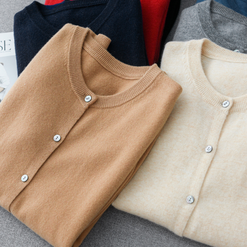 A new loose and fashionable early autumn coat for women's autumn and winter, featuring a round-neck long-sleeved pure wool knitted sweater cardigan Application Scenario