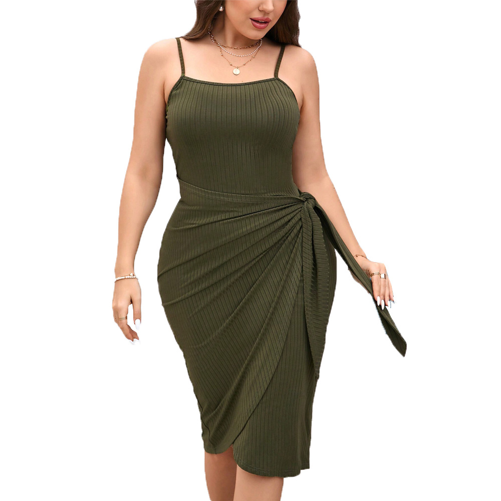 This is a new summer high-waisted pleated pullover with a halter top and an elegant sleeveless dress from Europe and America Item Picture
