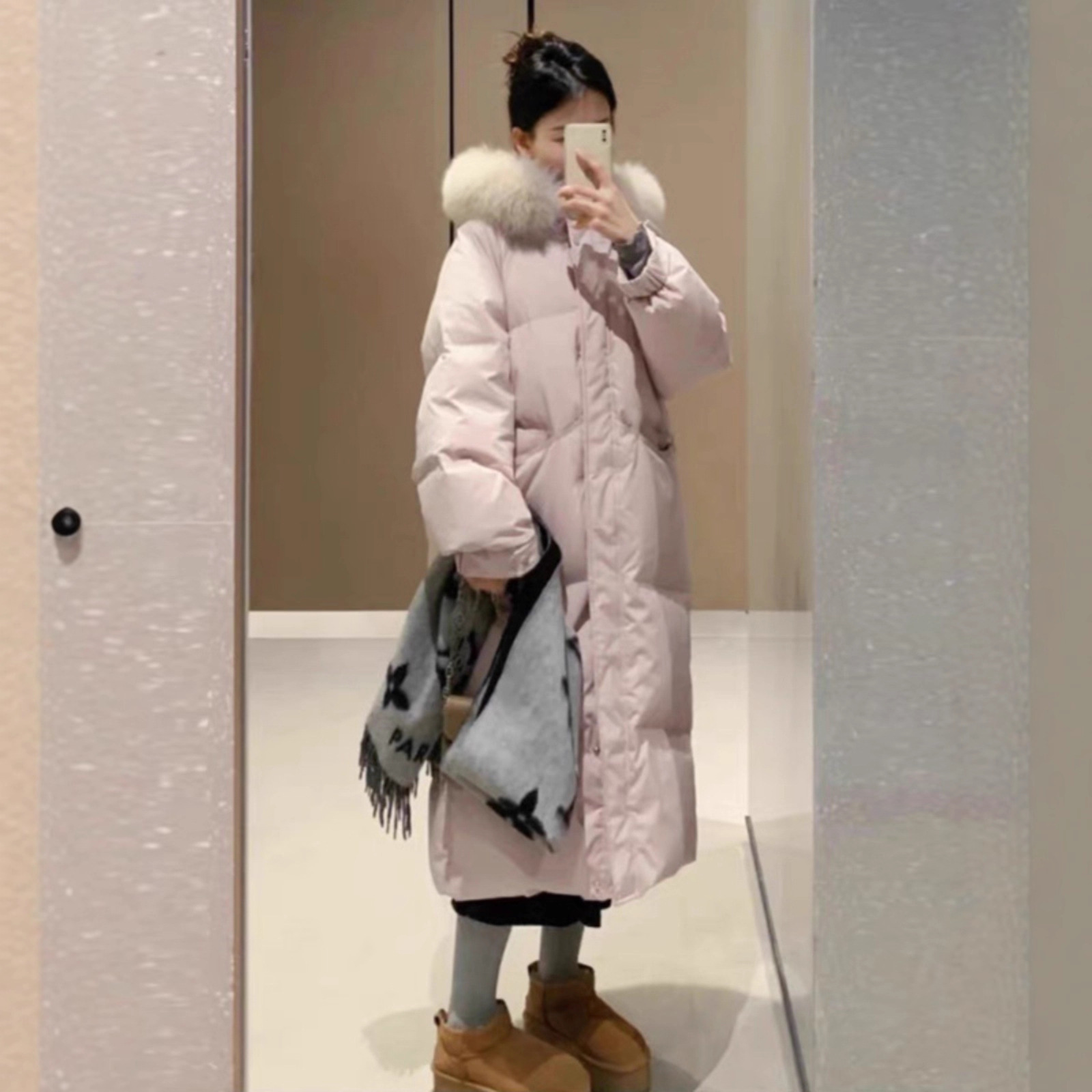 A mid-length down jacket with a fur collar for women's winter 2025, a loose and versatile thickened coat, and a large quilt for women's winter wear Application Scenario