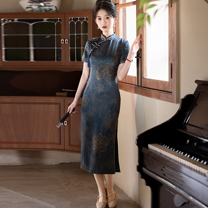 The new Spring/Summer 2025 cheongsam is a high-end, elegant, long and form-fitting dress suitable for daily wear by women