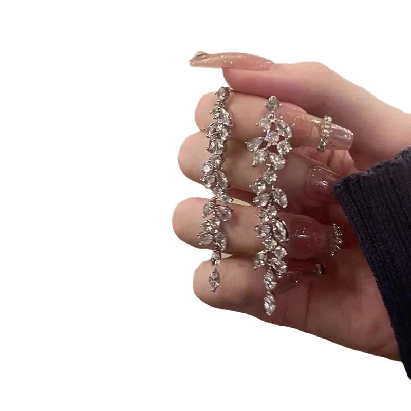 High-end tassel leaf women's niche face-showing small dress earrings, exaggerated and elegant bridal earrings, light luxury earrings Item Picture