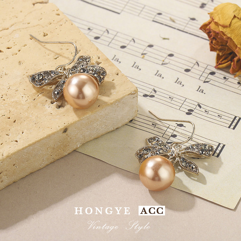 Light luxury earrings are fashionable and elegant. Niche stud earrings with full diamonds and bows give a unique and high-end feel. Versatile earrings for women