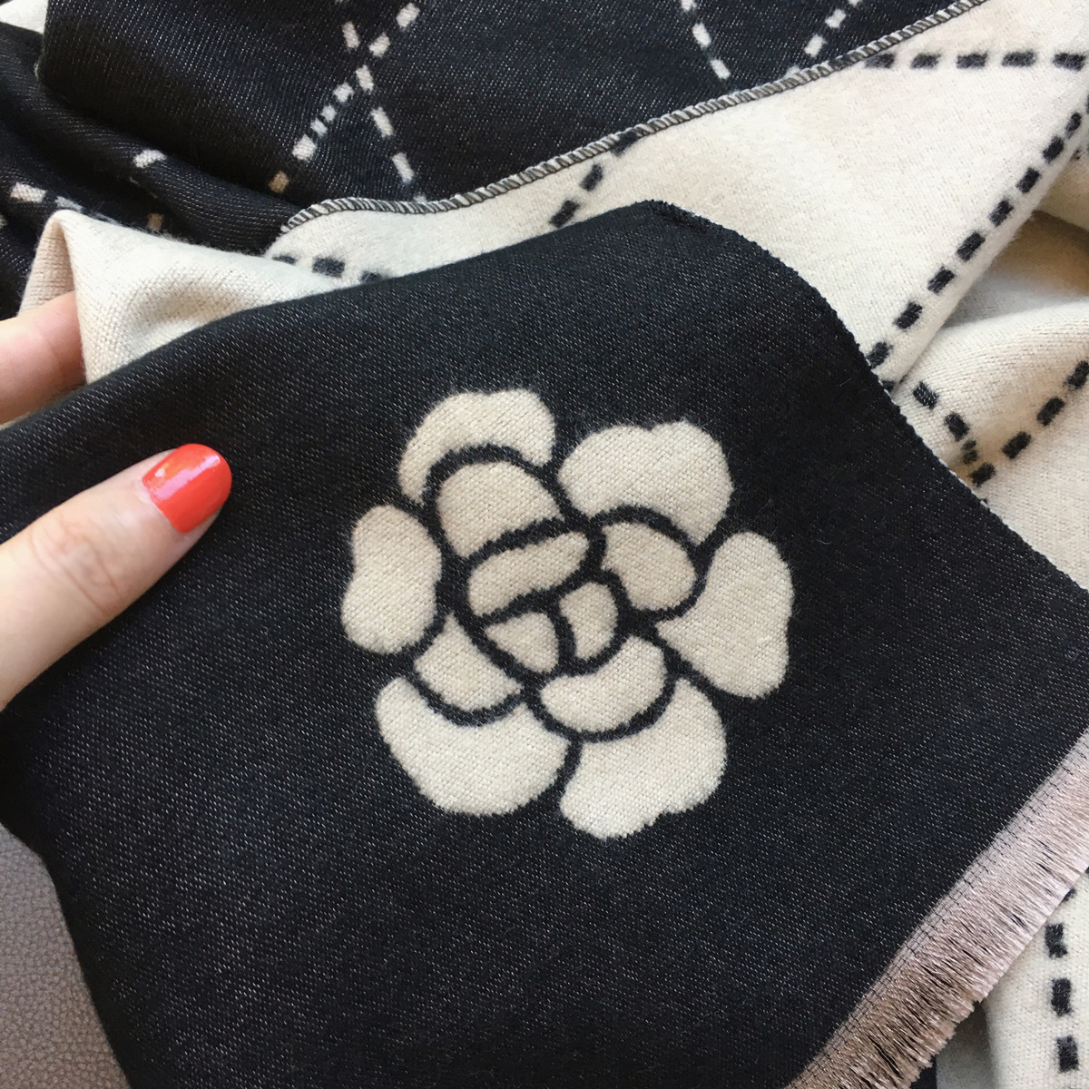 South Korea Autumn Assorted Small Fragrant Wind Camellia Imitation Cashmere Scarf Shawl Dual Purpose Warm Bib Imitation Wool Shawl Specification drawing