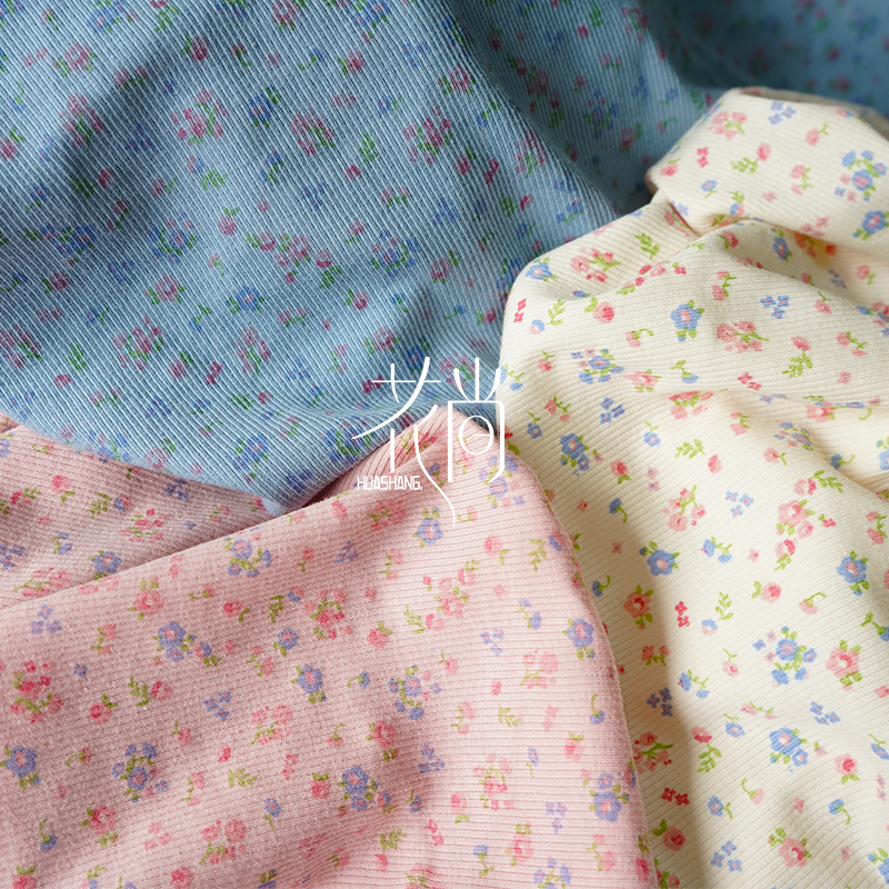 The fabric of the Chinese-style floral print top is a Japanese and Korean fresh floral print short T-shirt. The fabric of the clothing is a striped ribbed floral print fabric details Picture