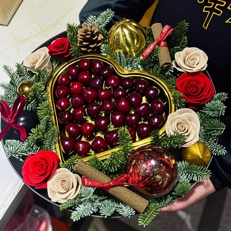 Heart-shaped fruit packing box, strawberry cherry tomato packaging box, cherry fruit cutting box, disposable transparent golden gift box Application Scenario