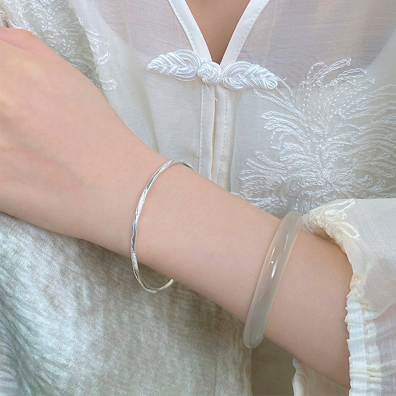 S999 pure silver Mobius bracelet, with a fresh and artistic style, is a versatile and niche daily accessory for hair replacement
