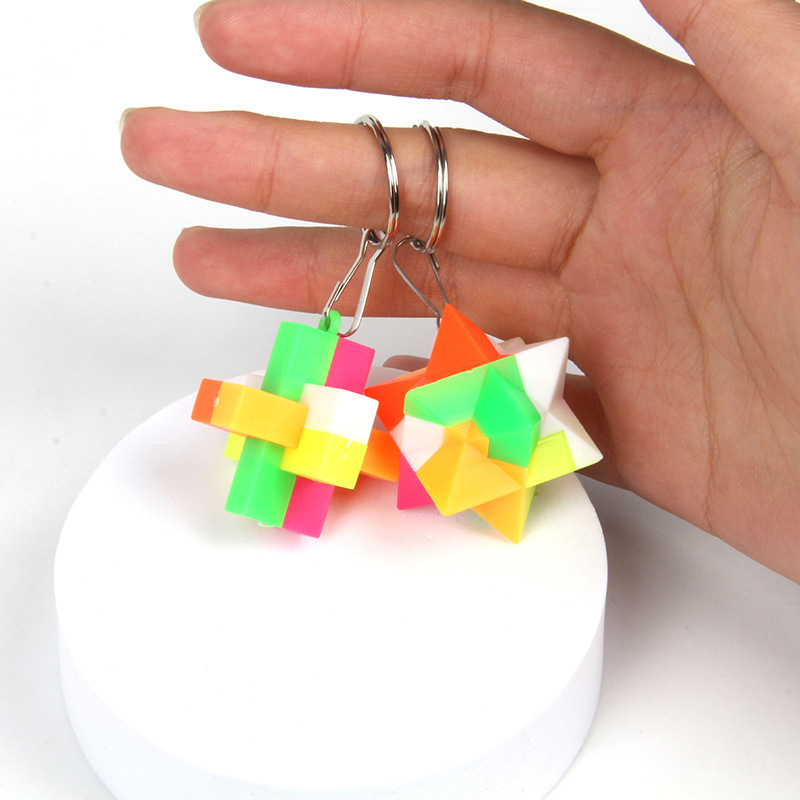 Plastic Kongming Lock educational mini building blocks, creative nostalgic assembly balls, Rubik's Cube balls, diy keychains Application Scenario