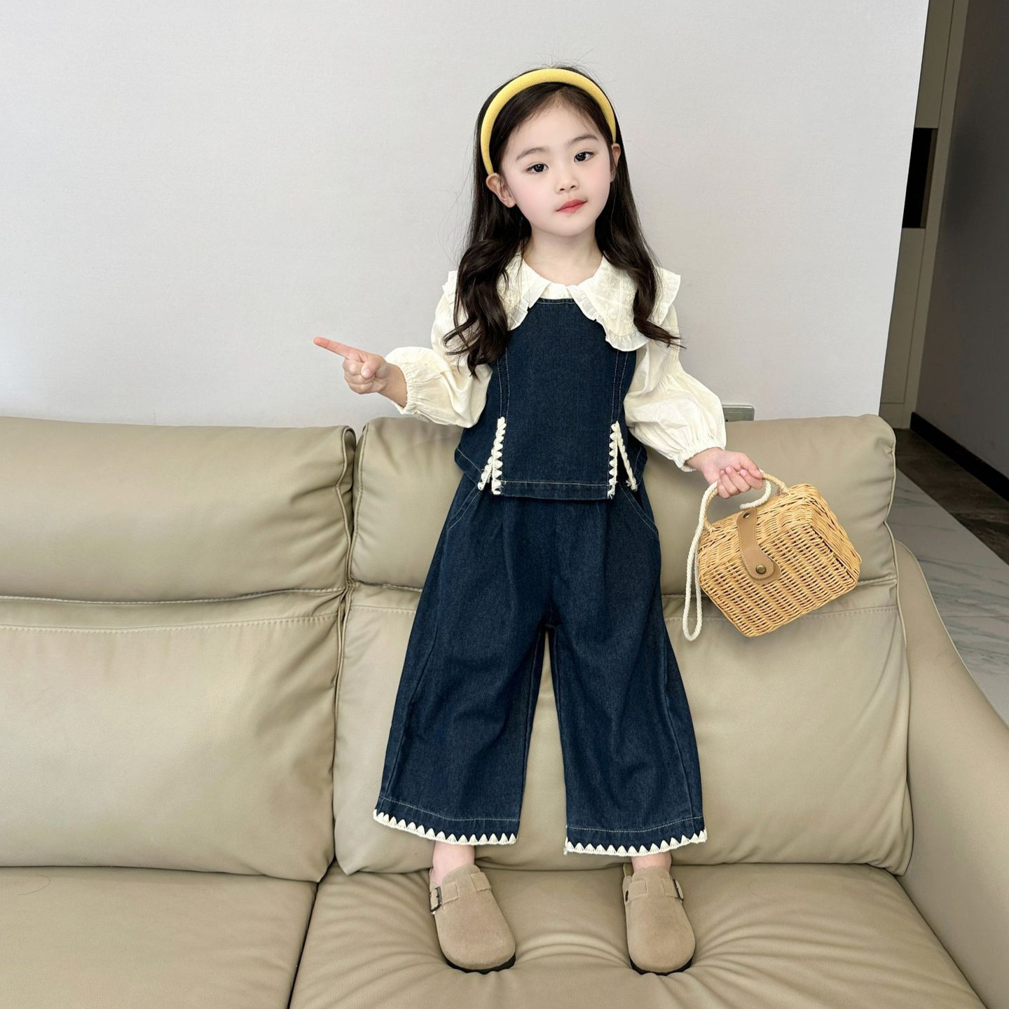 2024 Autumn New Girls Fashion Suit Children's Style Lapel Shirt + Denim Vest Pants Three-Piece Set details Picture