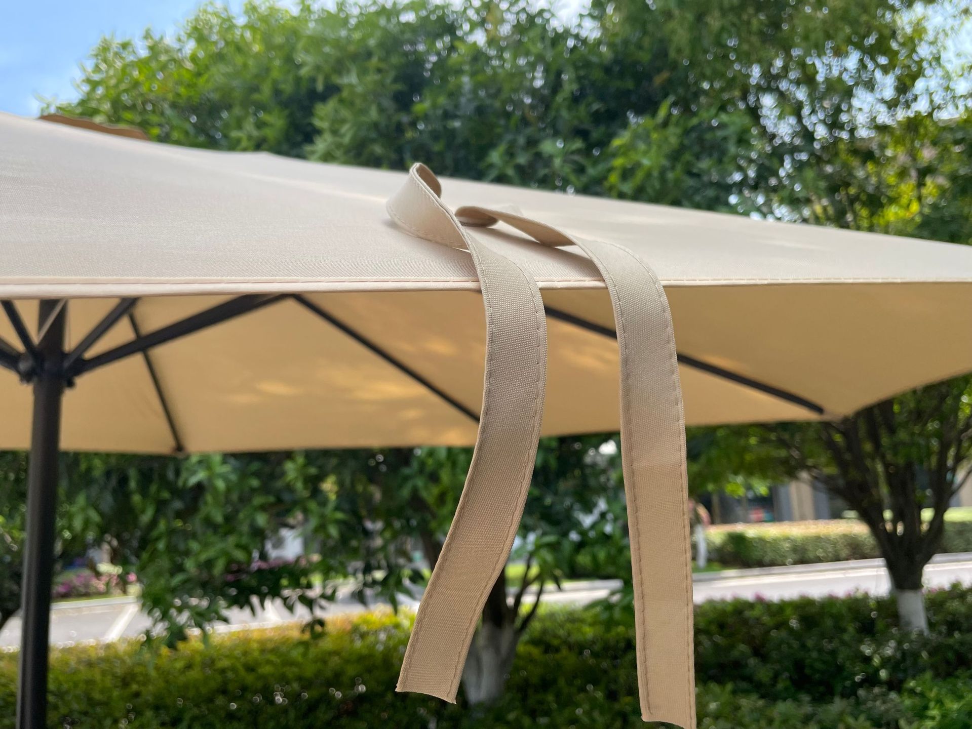Factory direct sales of outdoor sunshades, hand-cranked mid-column umbrellas, terrace and courtyard commercial advertising umbrellas, villa and courtyard Application Scenario