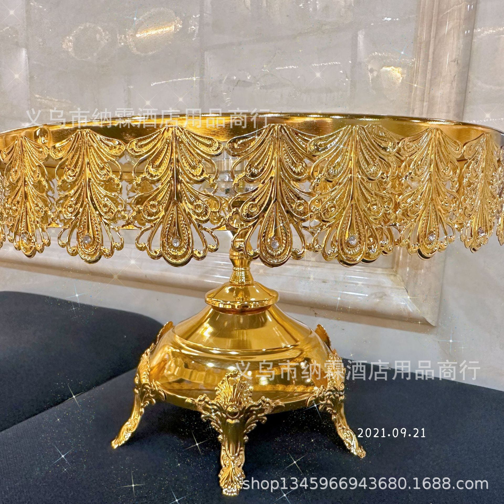 A simple European-style candy plate with glass and crystal for home use, a modern living room creative large plate Application Scenario