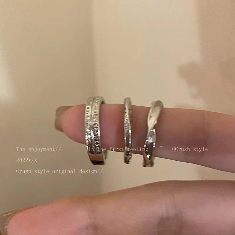 Anillo de anillo de color de plata conjunto de tres piezas para mujer viento frío temperamento simple versátil anillo de dedo índice ins influencer personalidad anillo de cola Application Scenario