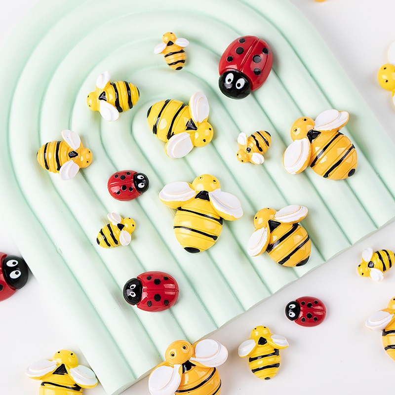 Resin accessories, cartoon bee headwear, diy jewelry accessories, children's hair clips, cream resin resin, phone case patches Application Scenario