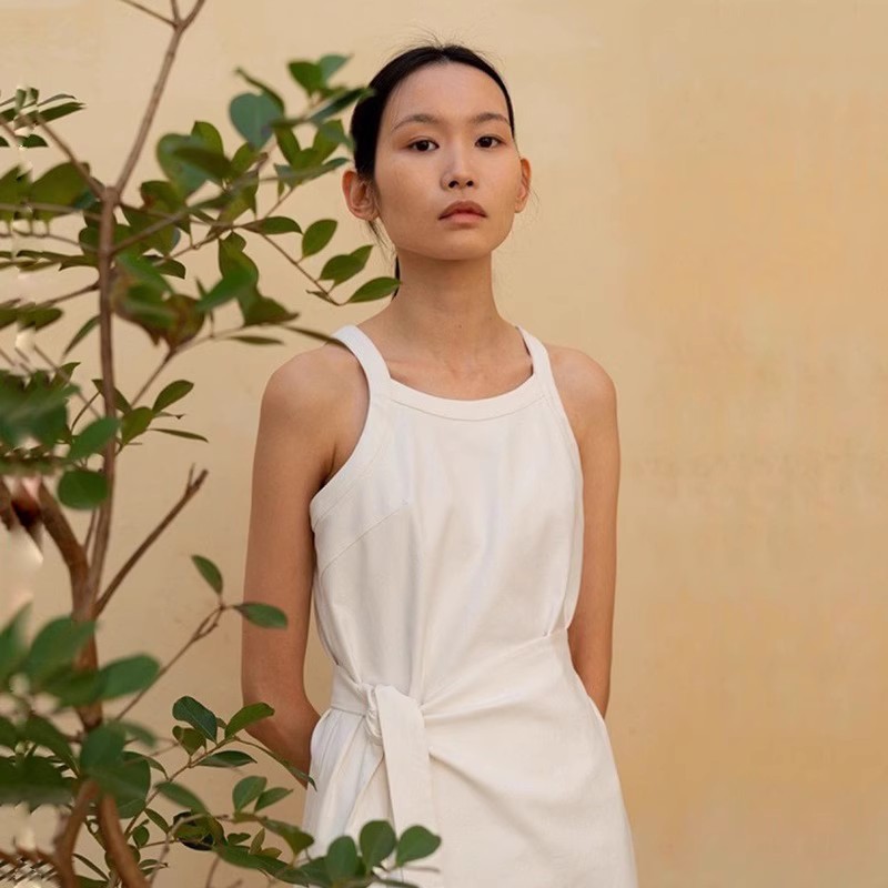 M*IA dress, the same style for women's car girls, is a new summer sleeveless, irregular waist-tied, slimming halter dress Specification image