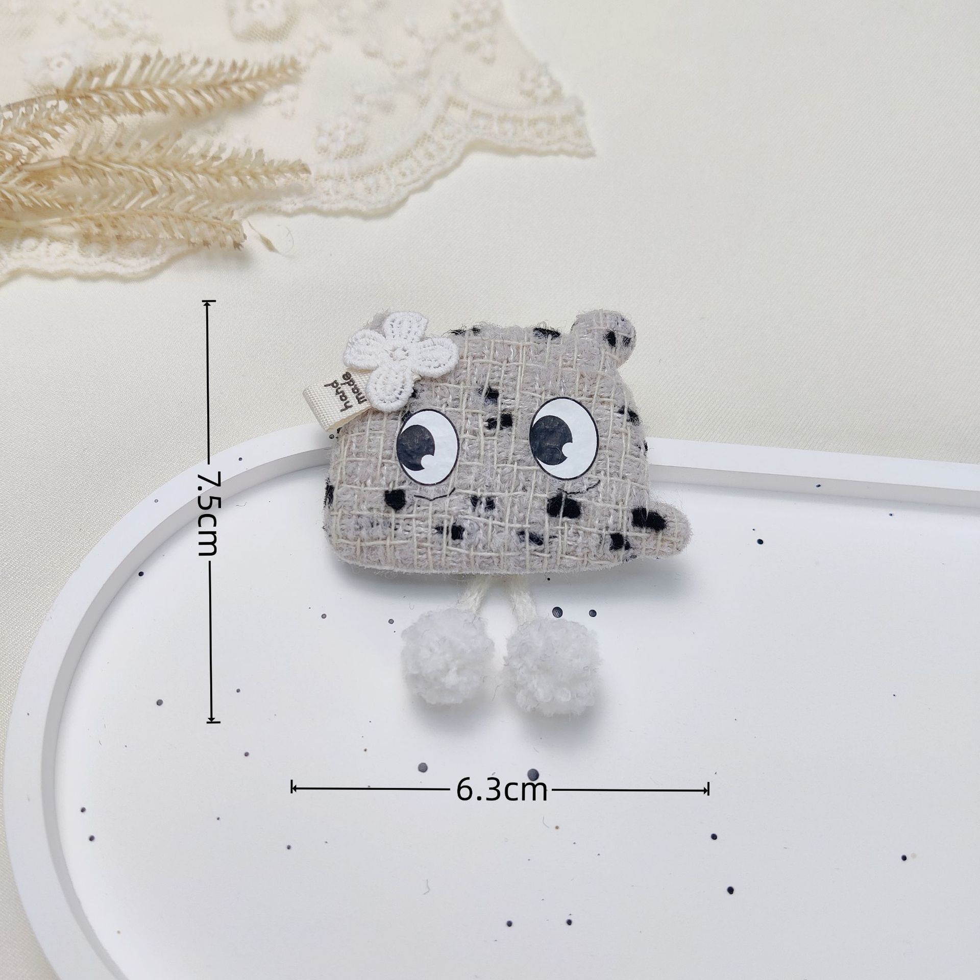 Autumn and winter cartoon bear clothing accessories, diy handmade accessories, cat fabric hats, scarves, accessories details Picture