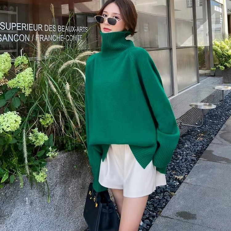 A laid-back high-neck sweater for women in the 2022 autumn and winter season, a thickened knitted sweater with a pullover and a solid color high-neck base layer