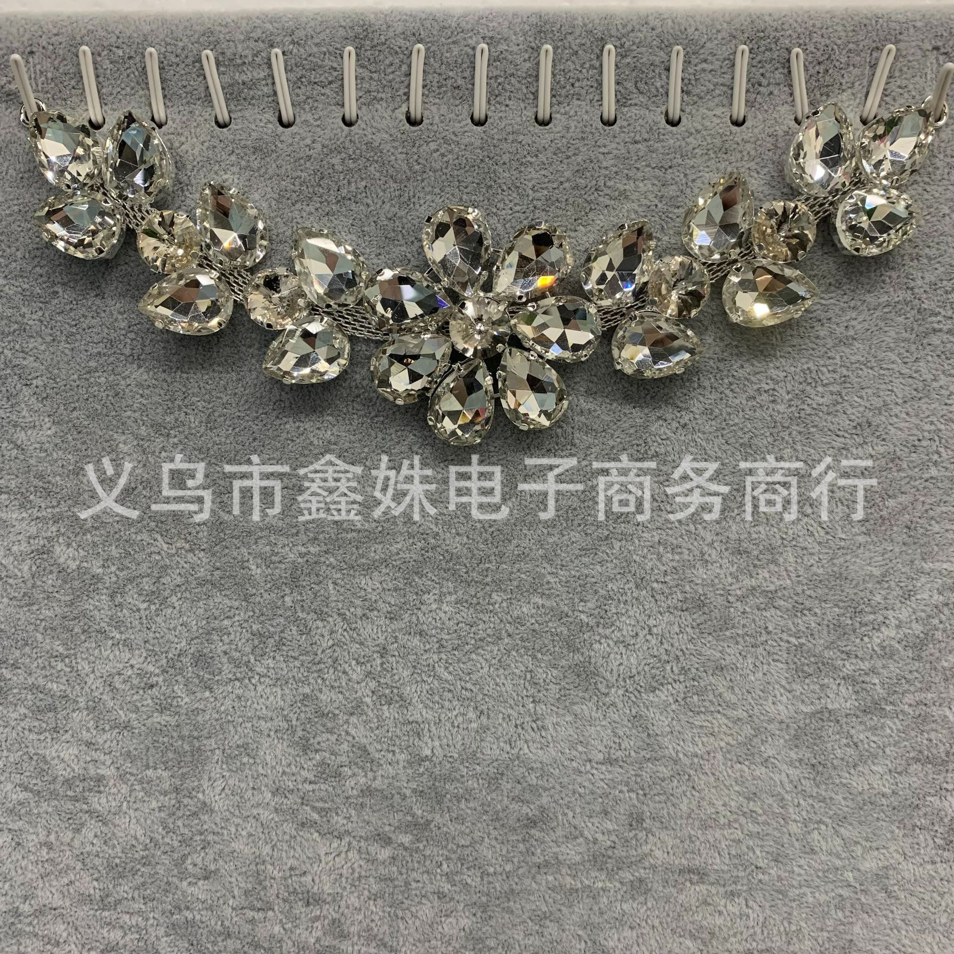 Factory wholesale of rhinestone chains, welded and studded diamond code chains, DIY hair clips, headwear, decorative materials, clothes, evening gowns and accessories