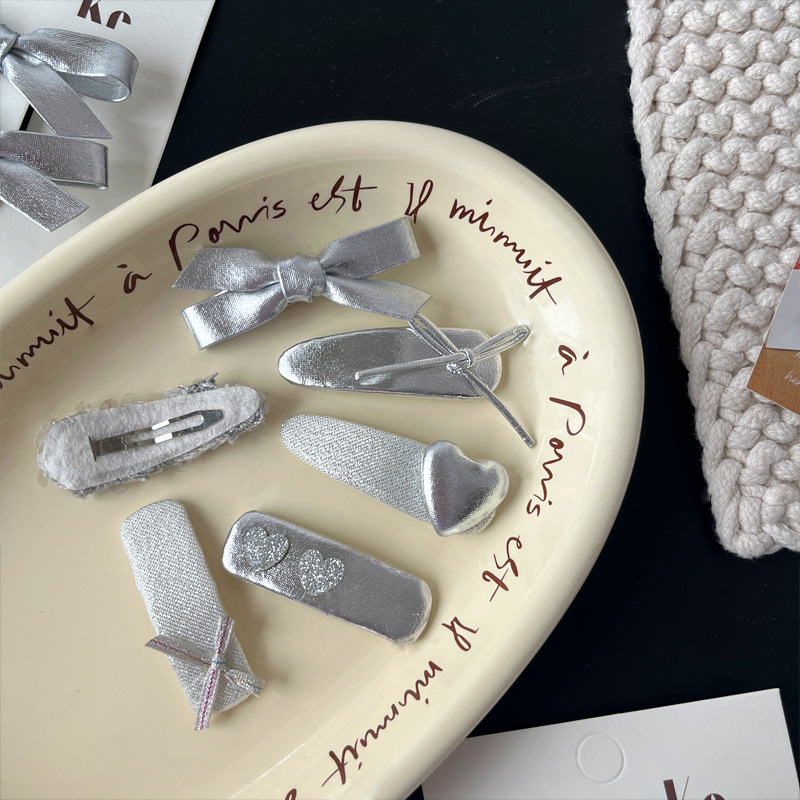 New Korean-style silver leather bow hair clips and hairpins, a high-end girl's versatile bangs hair accessory Application Scenario
