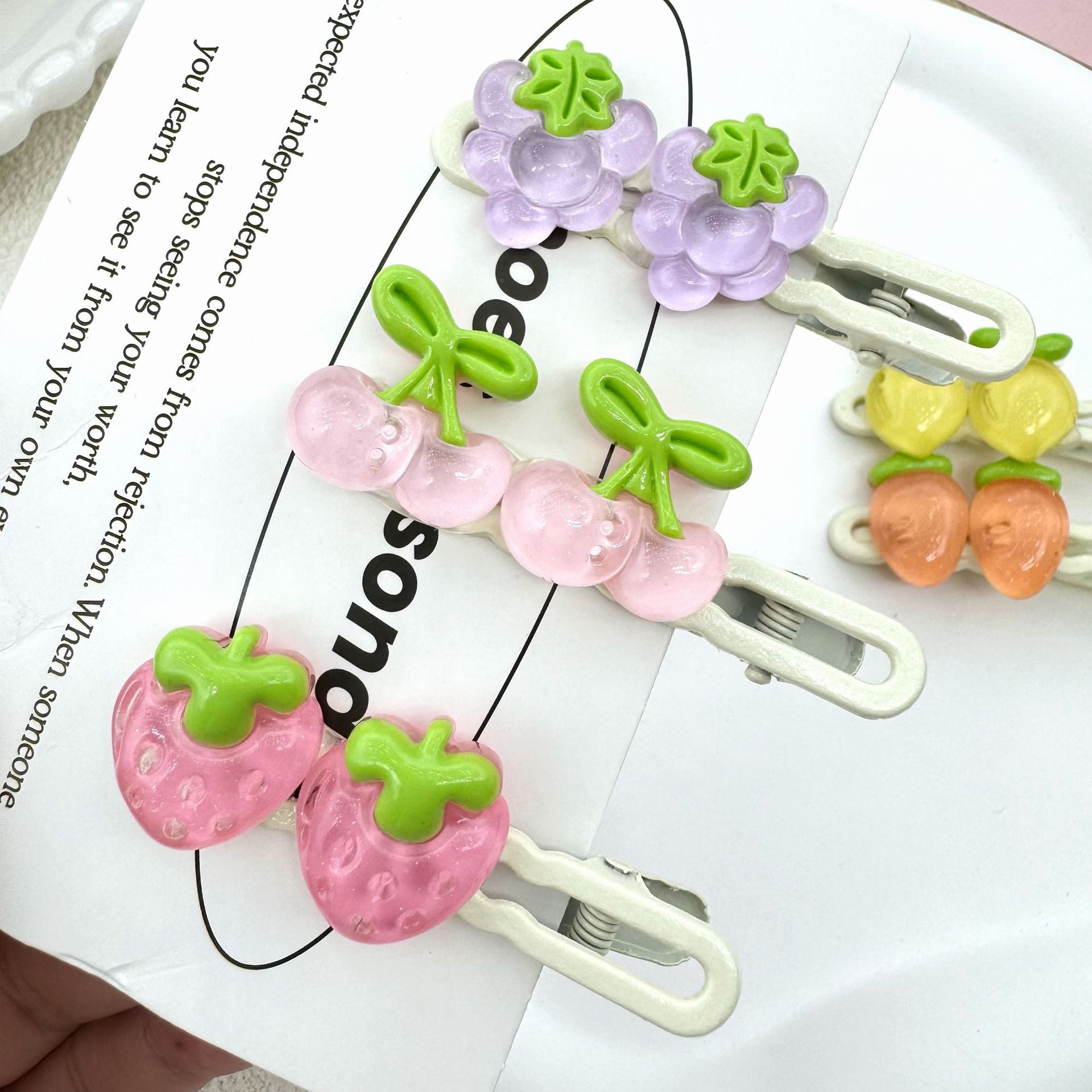 Adorable clip de pelo para niños simulación de hielo paso de pelo de fruta clip de flequillo lateral clip de pelo roto dulce pequeño fresco duckbill clip details Picture