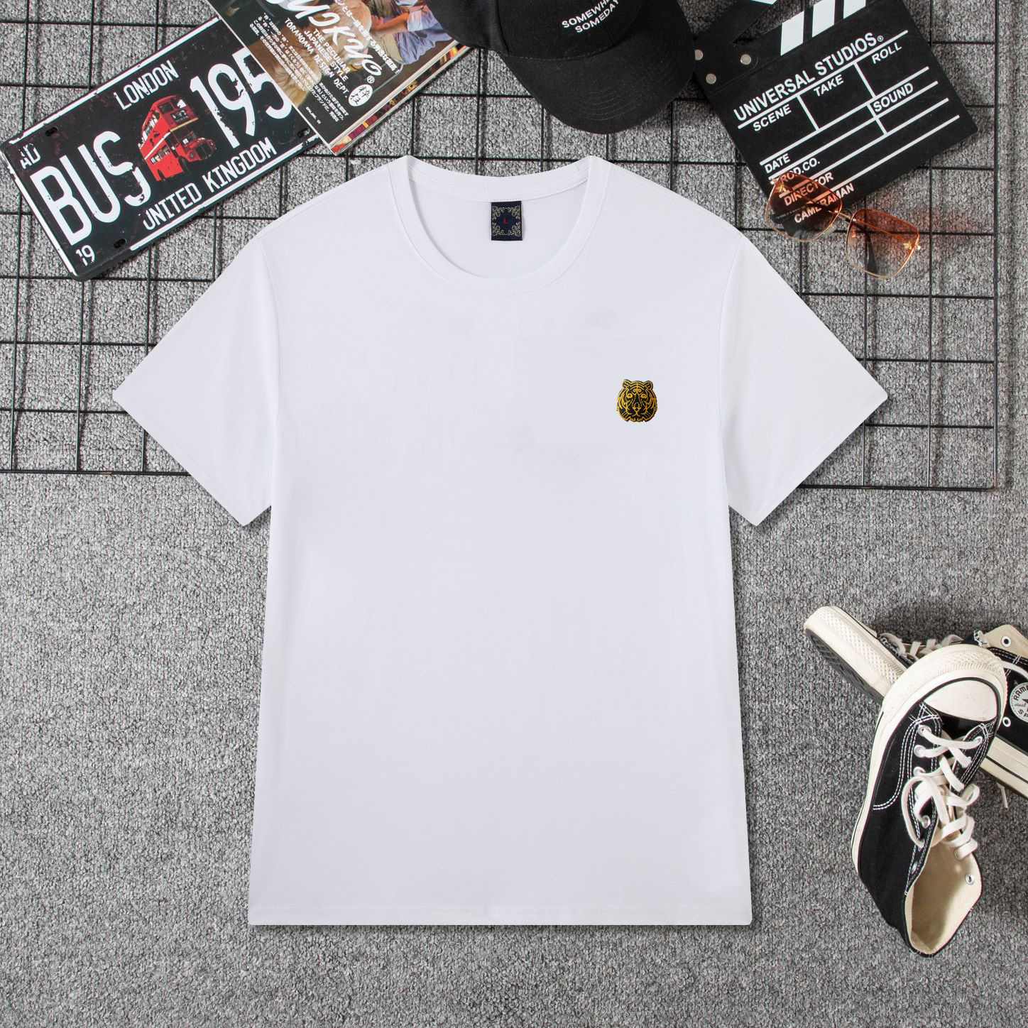 Summer new embroidered short-sleeved T-shirt for young men with a tiger head, cotton loose and casual round-neck trendy T-shirt, men's clothing, national trend