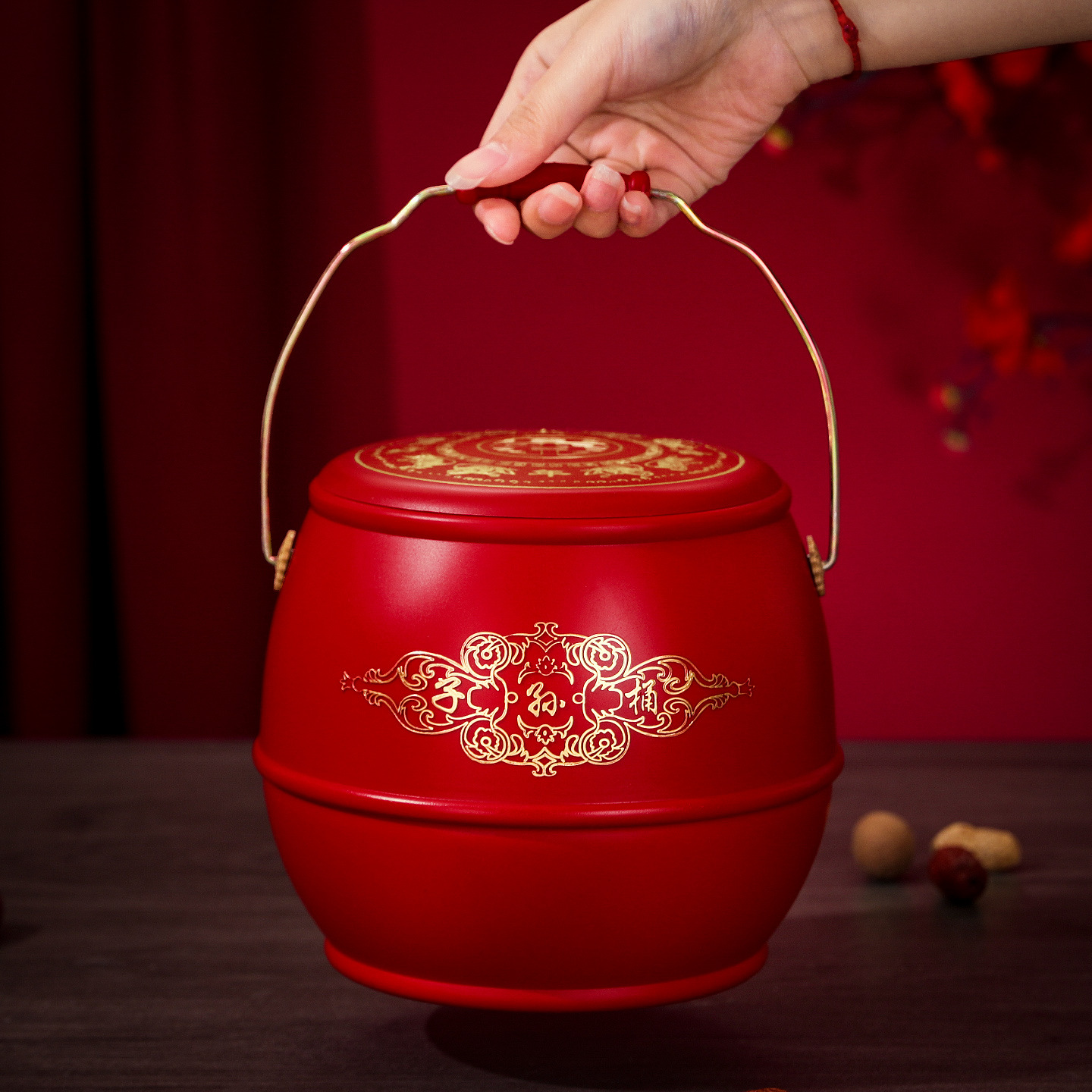 The wedding descendant bucket, the bride's dowry, the wedding celebration, the solid wood red bucket, the wedding dowry toilet, the spittoon, and small ornaments details Picture