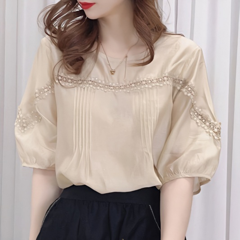 This Hong Kong-style retro lace patchwork half-sleeved chiffon shirt is a new French loose, slimming and versatile top trend for women in summer 2025