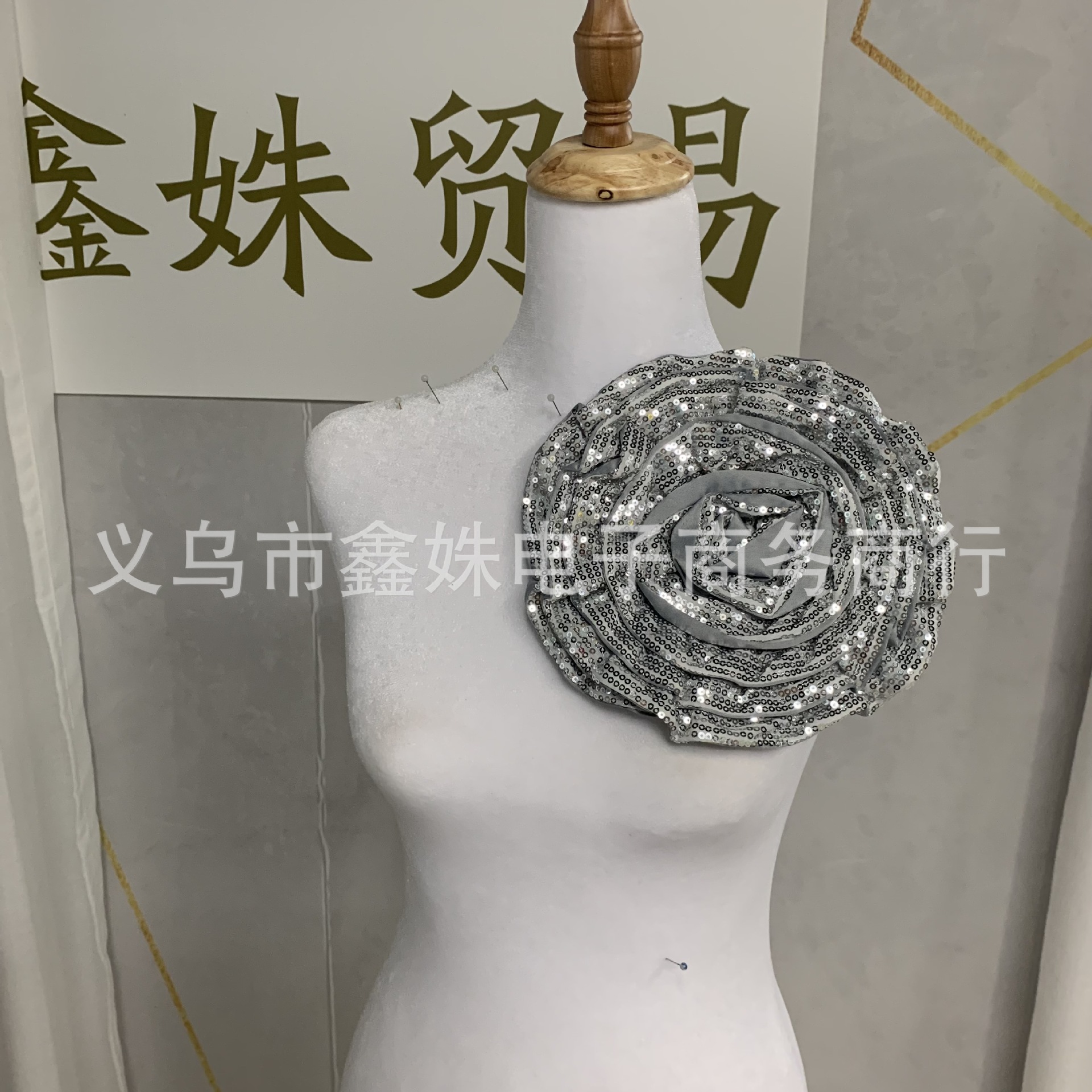 High-end evening gowns and skirts with crystal crumpled sequins and sequin embroidery accessories