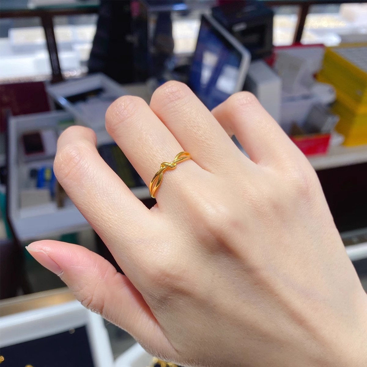 Fashionable knotted ring, Mobius strip for women, titanium steel plain ring, love endless entanglement, simple and versatile knot ring Application Scenario