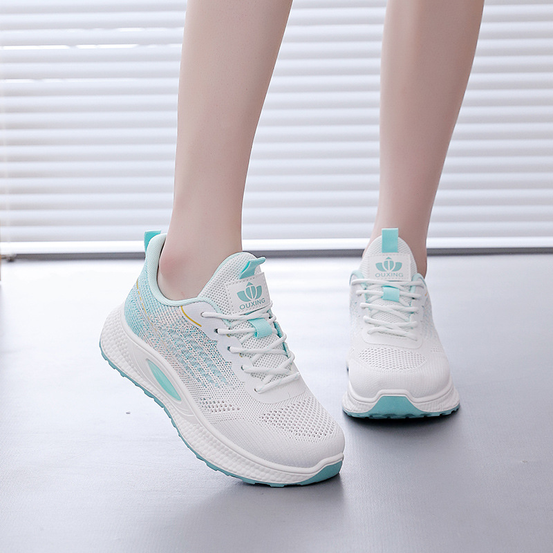 运动休闲鞋实物图