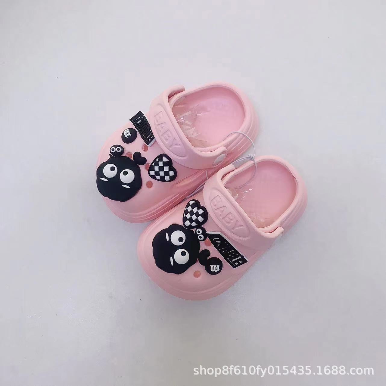 Cross-border children's slippers, summer baby Baotou cute cartoon home indoor hole cool slippers, coal ball children's cool slippers Application Scenario