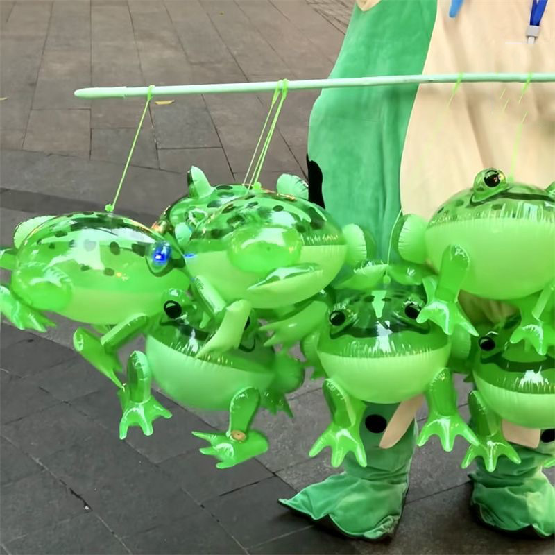 抖音同款玩具青蛙气球夜市摆摊网红充气青蛙崽手提发光游泳蛙批发详情图3
