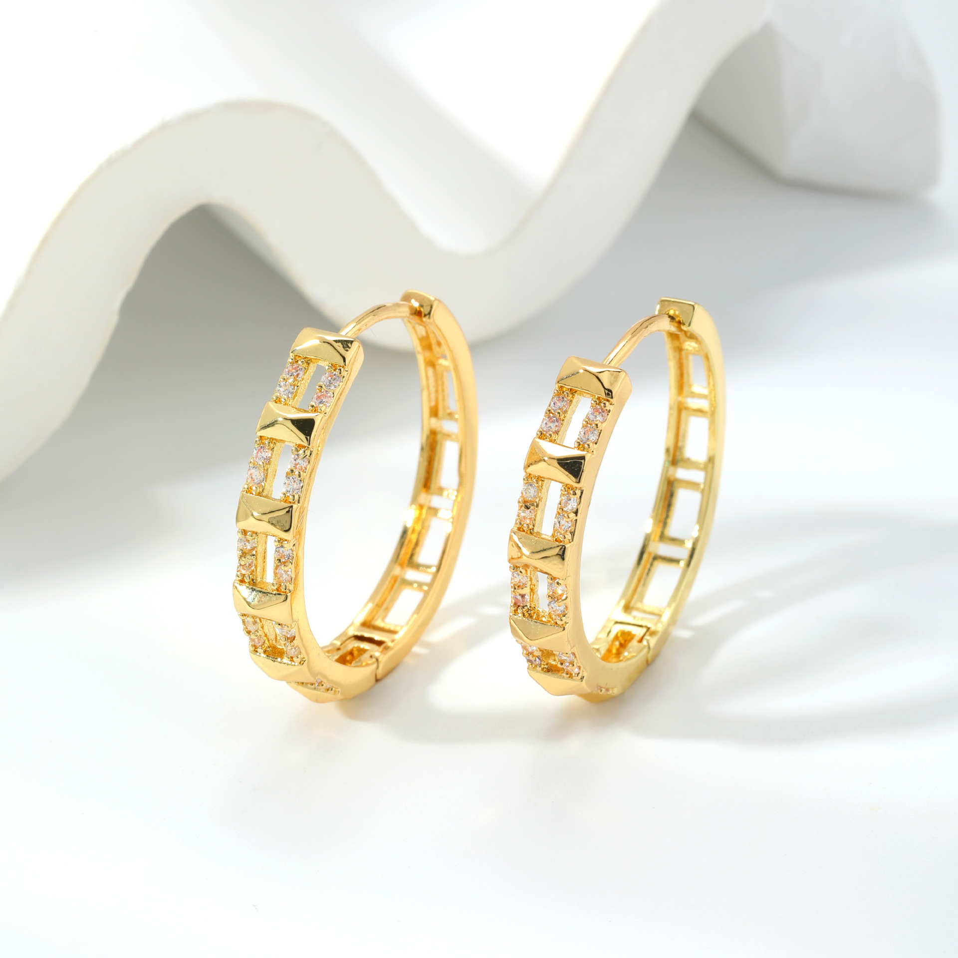 Kashi's new autumn European and American style simple and versatile circular geometric zircon ear buckles are Valentine's Day gift accessories for couples details Picture