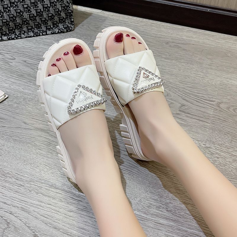 The 2023 new summer style of water diamond thick-soled flip-flops for women's outerwear, popular home anti-slip cooling slippers, cross-border trend Specification image