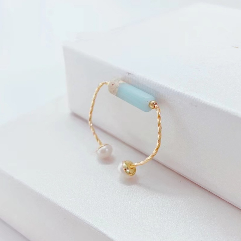 The Ice Blue Love Pearl ring features a simple and elegant style. It is a natural freshwater pearl product that has become a popular online hit and is trendy and individualistic