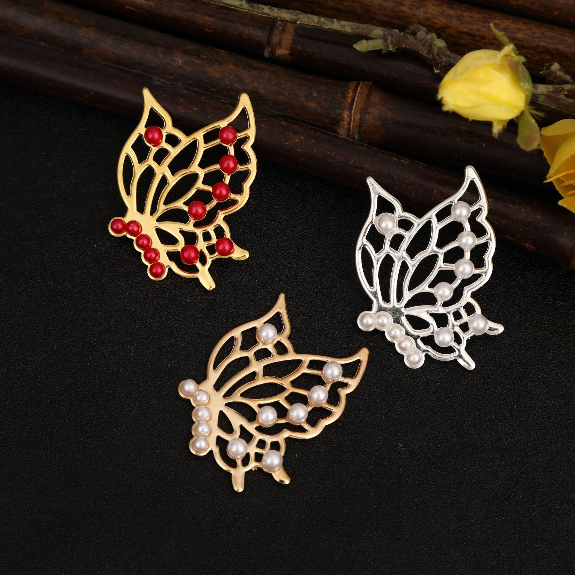 Handmade diy metal symmetrical butterfly accessories, retro large hollowed-out pearl butterfly brooch material jewelry wholesale Specification image