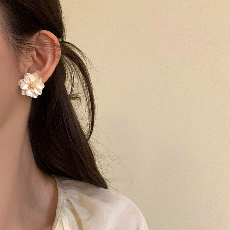 Camellia ear studs with a light and luxurious touch, a French retro, elegant, fashionable and versatile style for women Specification image