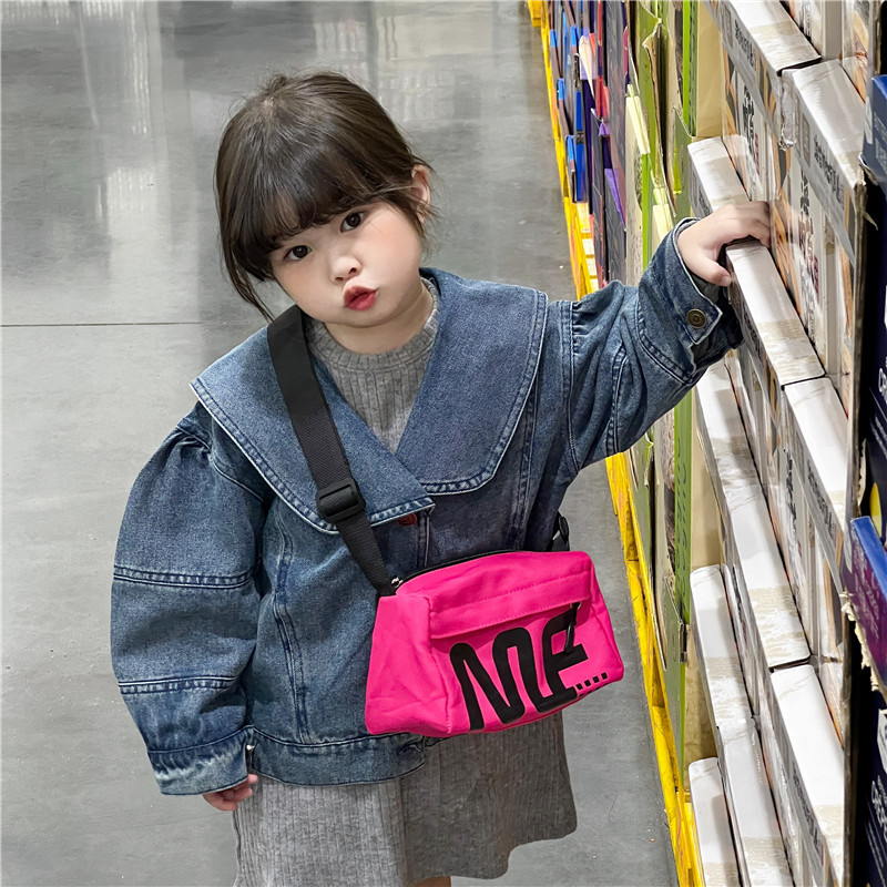 A trendy and cool children's bag, a fashionable crossbody bag for boys in 2025, a trendy and stylish accessory bag for girls and babies going out details Picture