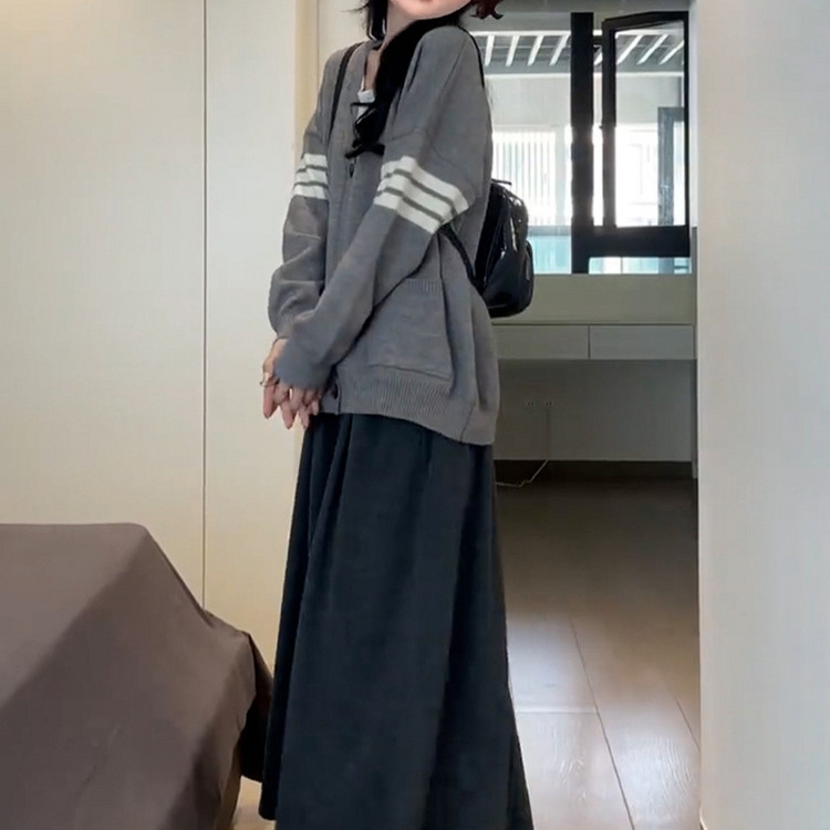 For autumn and winter, pair a complete set of petite dresses for women. The new 2024 early autumn design casual sweater coat