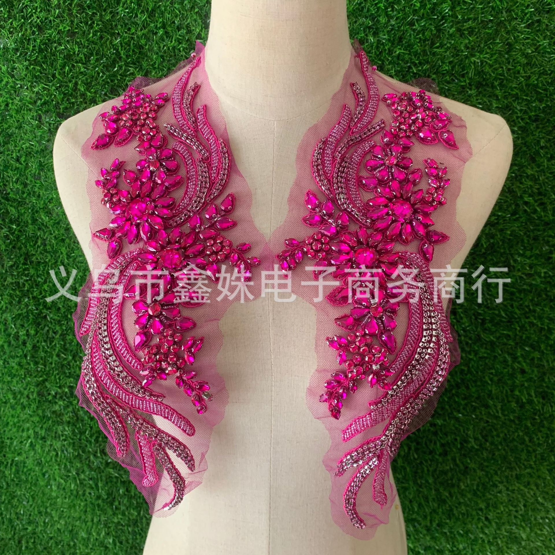 Wholesale beaded crystal dresses, corsets, water diamonds, phoenix tail decals Application Scenario