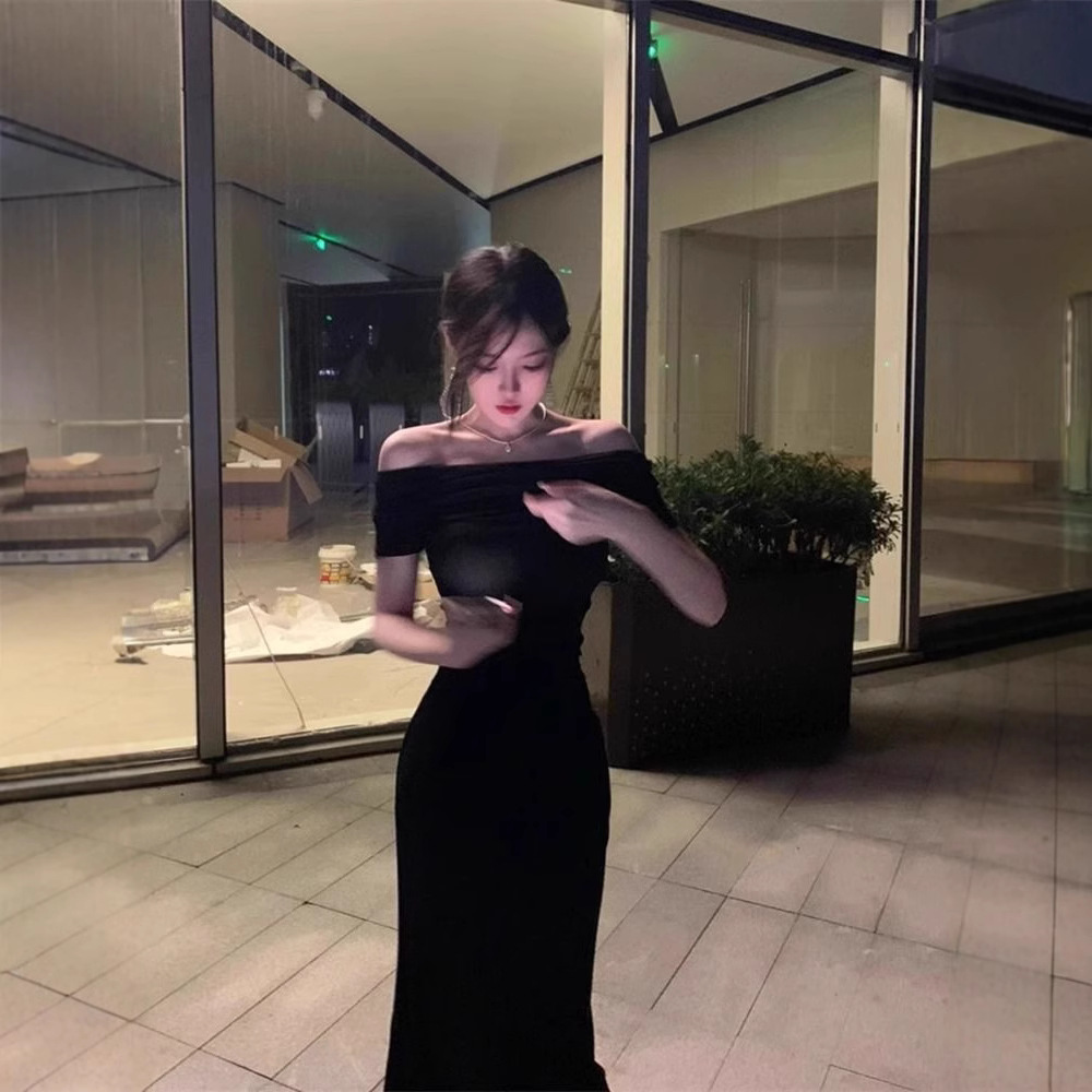 A sexy and mature woman wears a black one-shoulder dress, which exudes a summer charm. It's a figure-hugging and slimming long dress that cuts the waist and hips Specification image