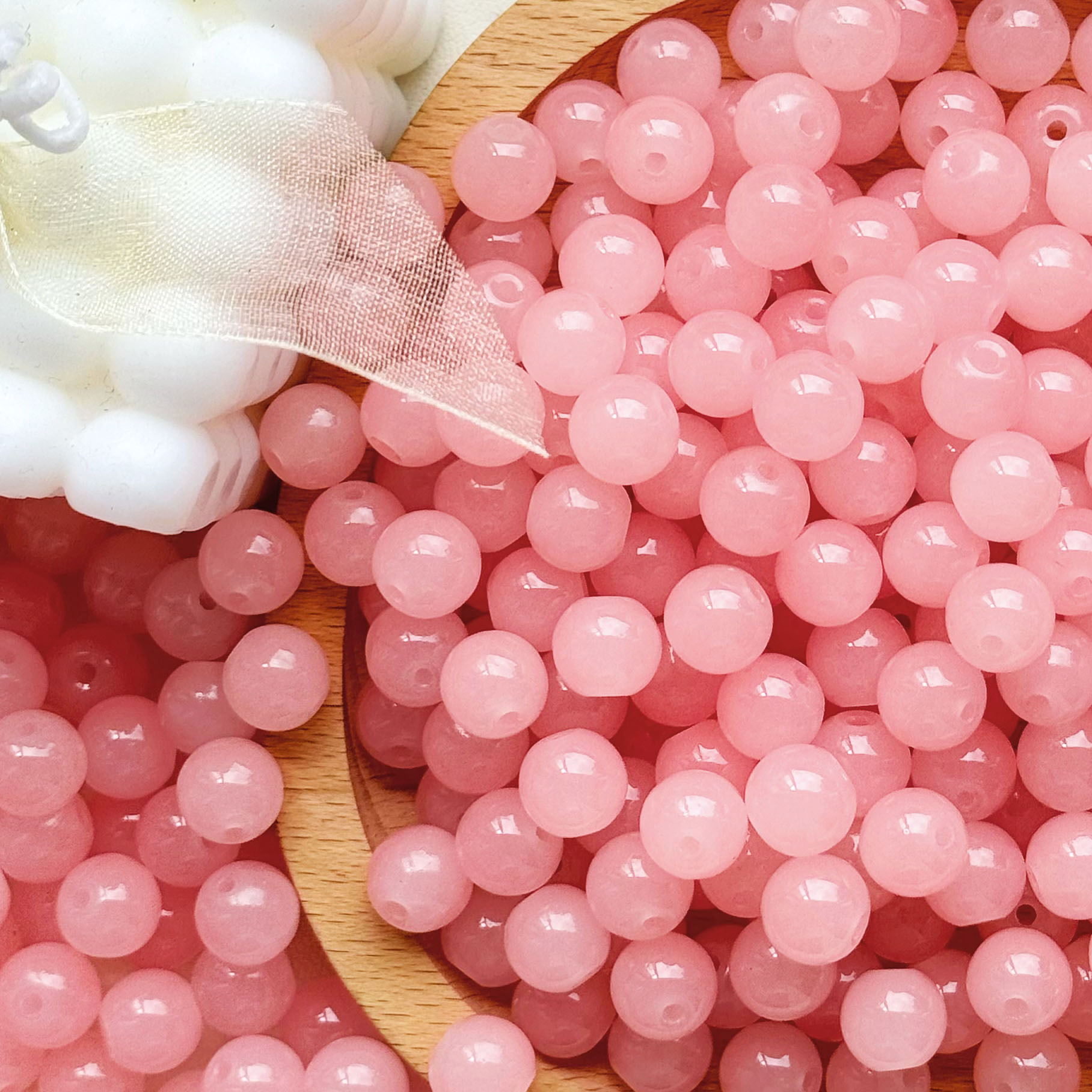 Solid-color glass beads, handcrafted DIY bracelets, necklaces, mobile phone chains, beaded hairpins, decorative glass bead accessories Application Scenario