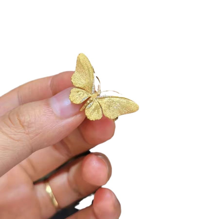 The Golden Butterfly Gemstone Exquisite brooch 2024 New design is a niche, light luxury, simple, fashionable, retro and versatile brooch Item Picture