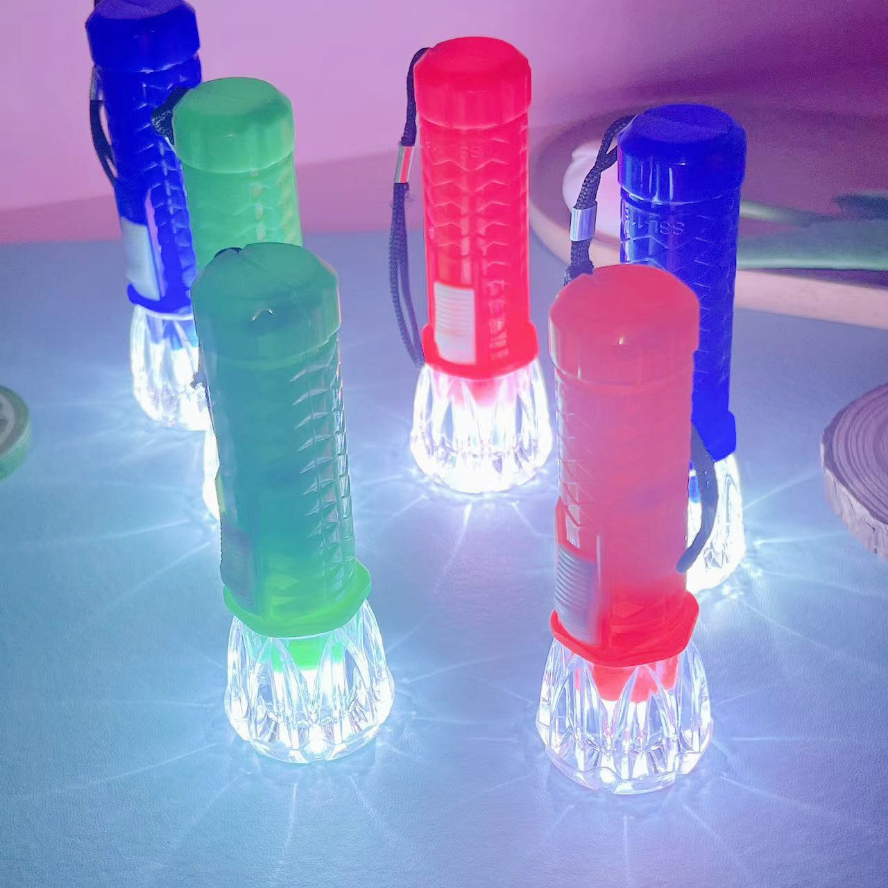 Wholesale of student flashlights, outdoor lighting fixtures, hand-held emergency lights, and plastic mini flashlights for the elderly Specification image