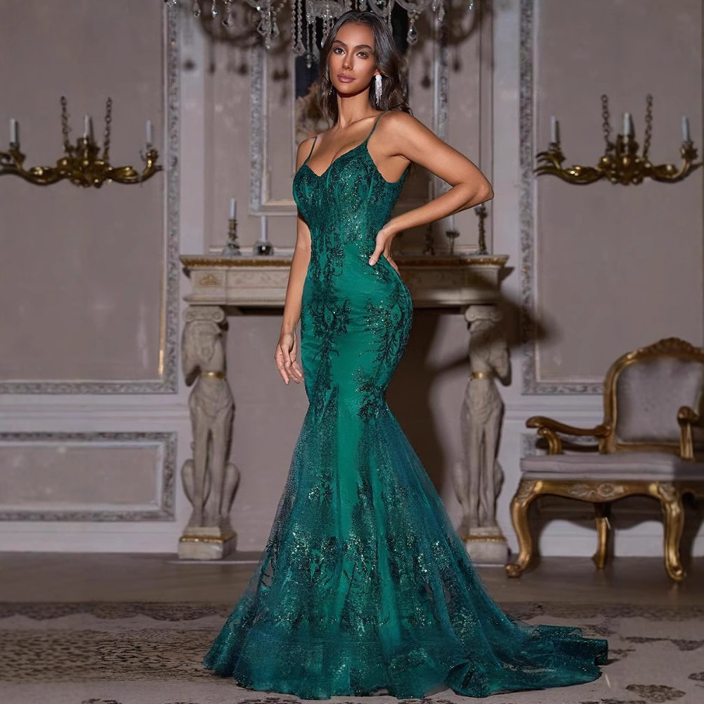 Amazon's green halter dress for foreign trade is elegant and stylish. The fishtail dress with a cinched waist makes you look slimmer. It's a banquet evening dress for women details Picture